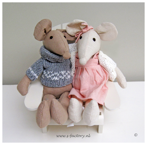Diplomatie Hijgend slepen Baby- & kinderwinkel S-factory verkoopt zachte knuffels, waaronder deze  warm aangeklede muisjes van Clayre & Eef.